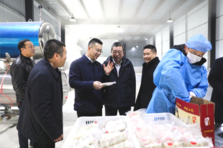 鄒洪一行赴集團(tuán)駐點(diǎn)幫扶村弋陽縣中畈鄉(xiāng)芳墩村調(diào)研