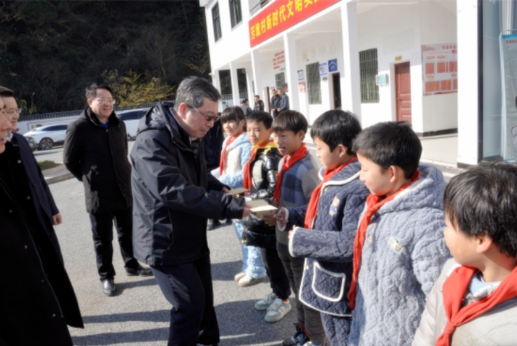 鄒洪一行赴集團(tuán)駐點(diǎn)幫扶村弋陽縣中畈鄉(xiāng)芳墩村調(diào)研