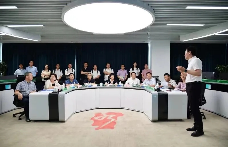 鄒洪會見湖北水利發(fā)展集團(tuán)黨委書記、董事長周慶榮一行