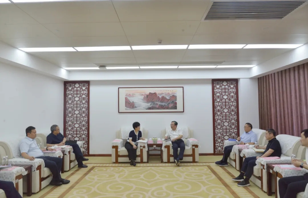 鄒洪會見湖北水利發(fā)展集團(tuán)黨委書記、董事長周慶榮一行