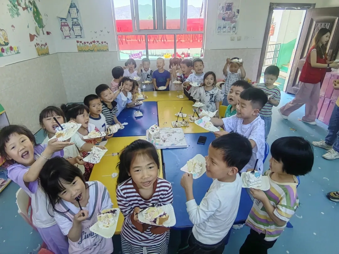 集團團委到弋陽縣中畈鄉(xiāng)芳墩村童心港灣開展“水映初心 與你‘童’行” 主題團日活動