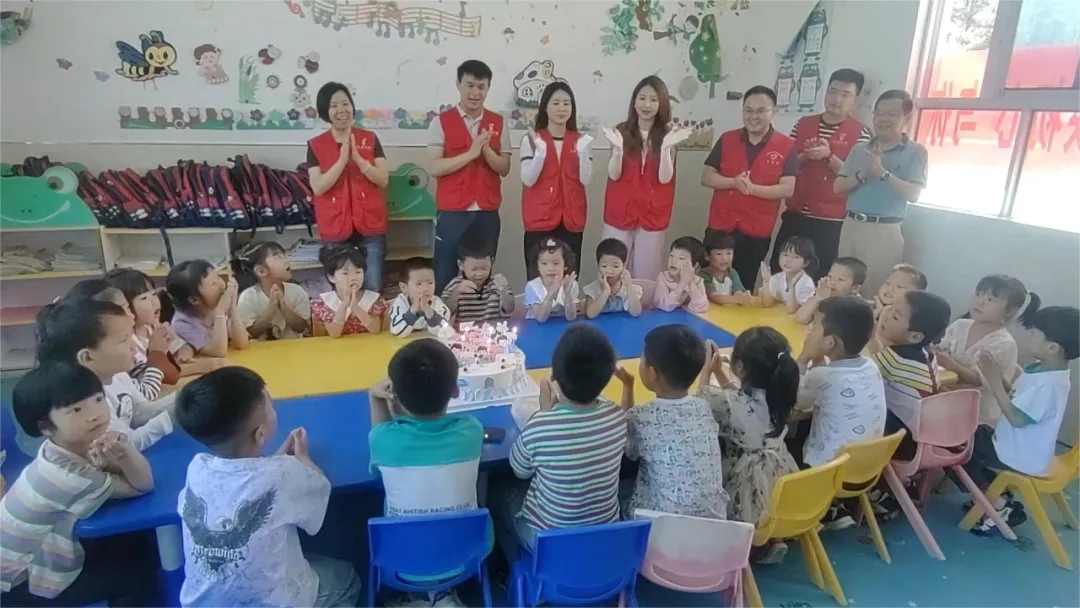 集團團委到弋陽縣中畈鄉(xiāng)芳墩村童心港灣開展“水映初心 與你‘童’行” 主題團日活動