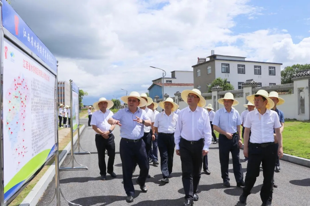 水利部副部長李良生到進(jìn)賢潤泉軍山湖水廠調(diào)研