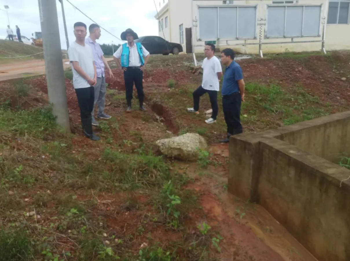 鄒洪深入防汛一線調(diào)研指導(dǎo)并慰問集團(tuán)派出專家組成員