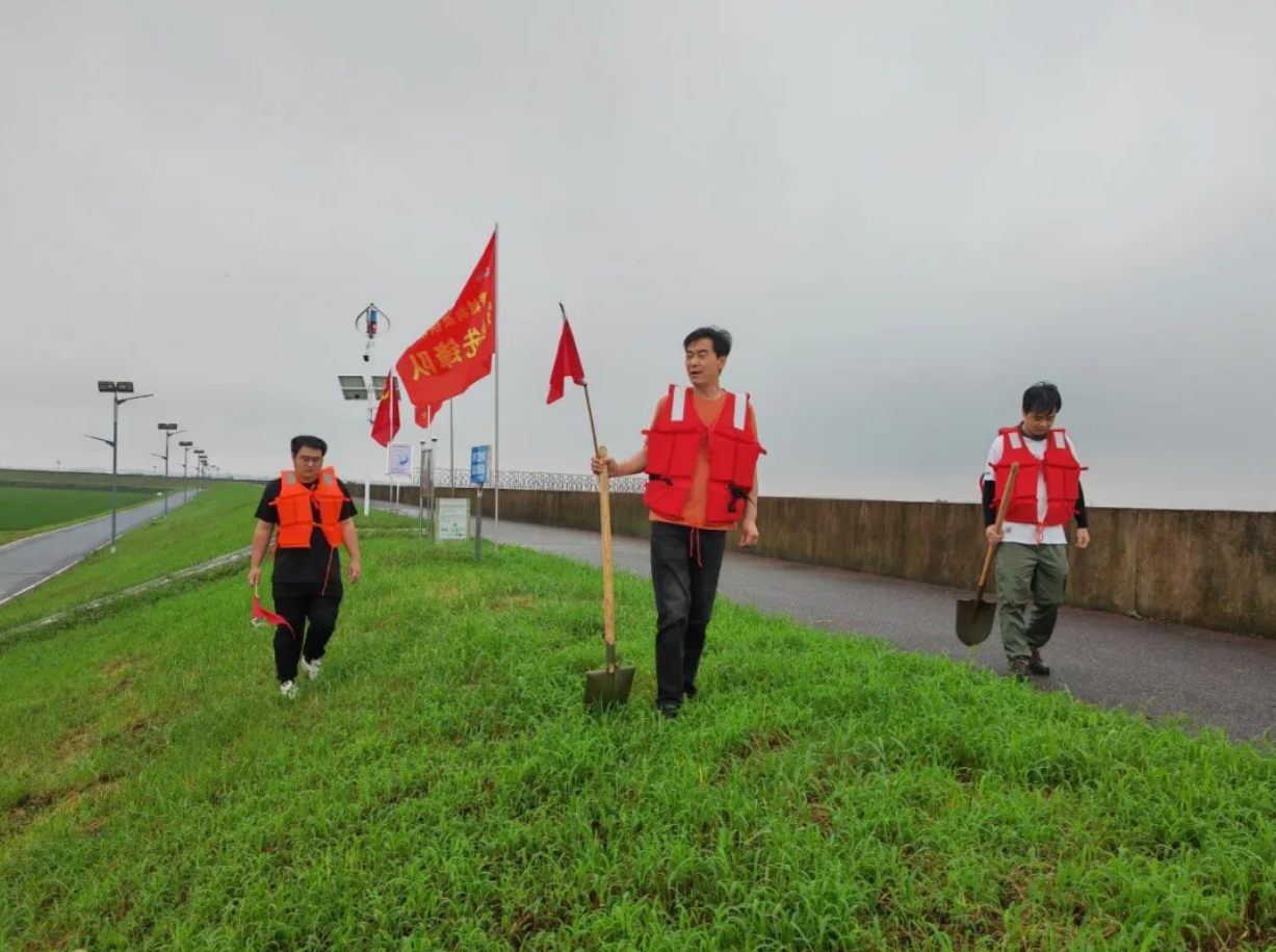 聞令而動 挺膺擔當 水投團員青年筑牢防汛“青春堤壩”