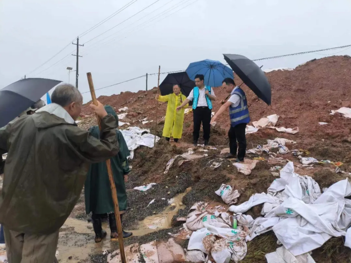 鄒洪深入防汛一線調(diào)研指導(dǎo)并慰問集團(tuán)派出專家組成員