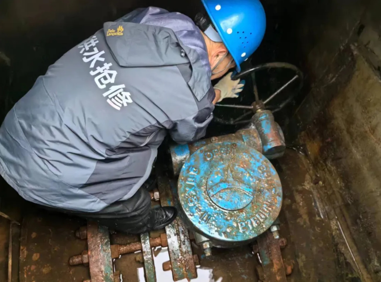 聞令而動 挺膺擔當 水投團員青年筑牢防汛“青春堤壩”