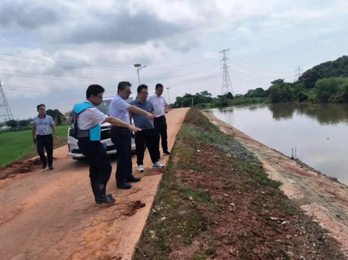 鄒洪深入防汛一線調(diào)研指導(dǎo)并慰問集團(tuán)派出專家組成員