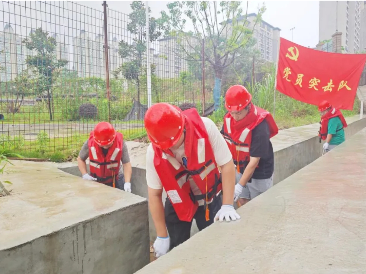 聞令而動 挺膺擔當 水投團員青年筑牢防汛“青春堤壩”