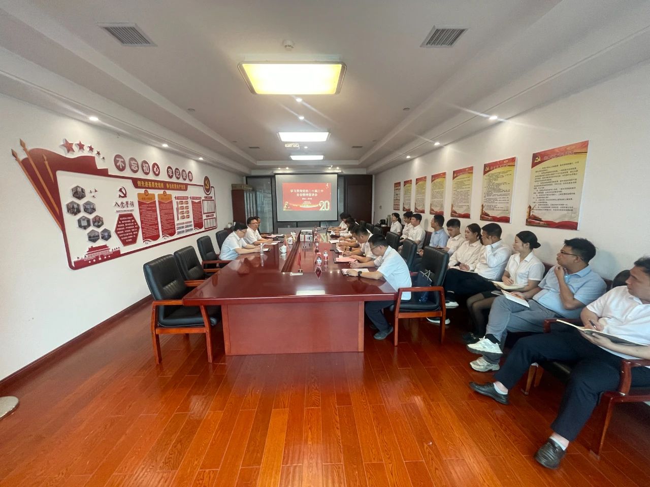 集團(tuán)領(lǐng)導(dǎo)深入基層宣講紀(jì)律黨課