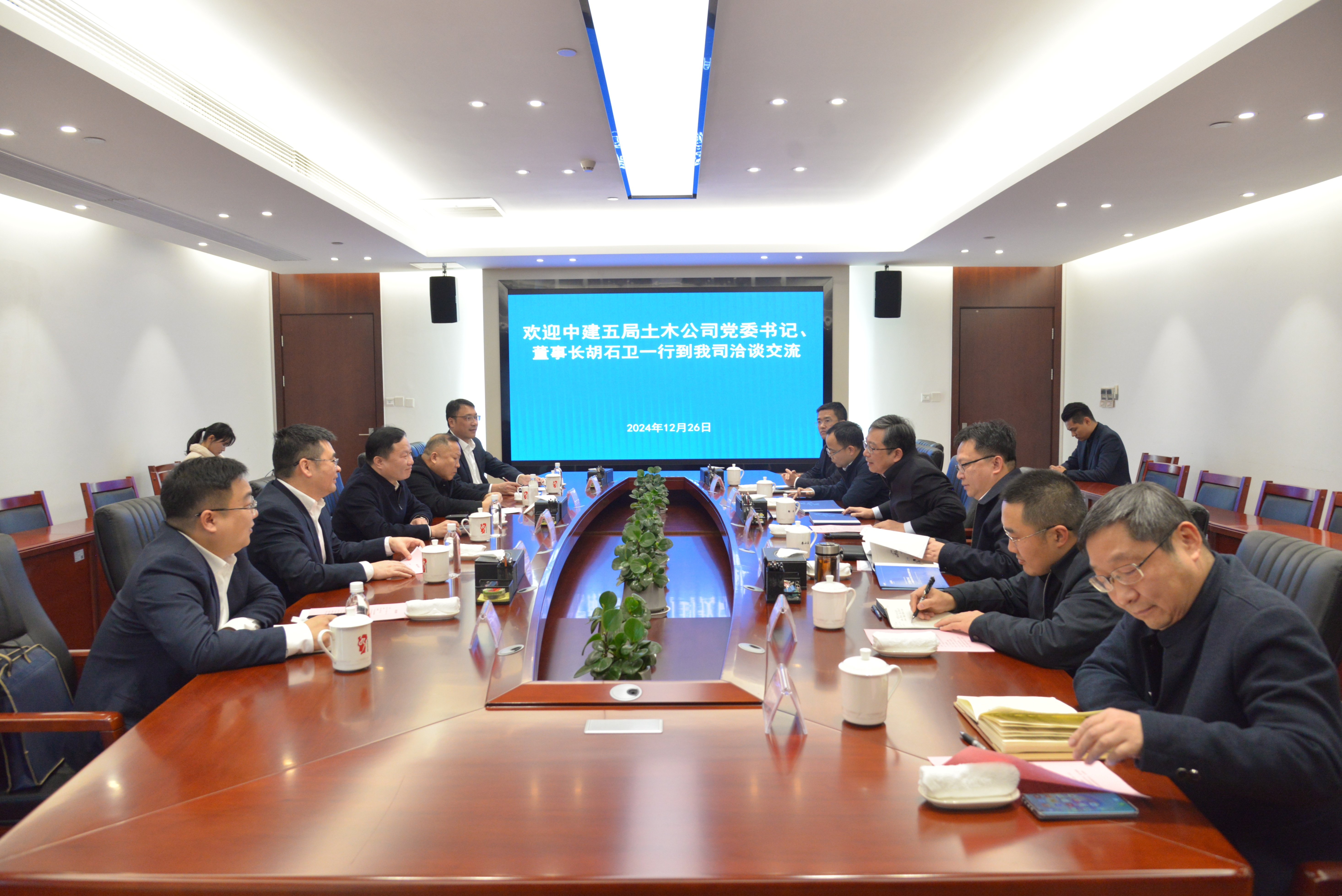 鄒洪會(huì)見中建五局土木公司黨委書記、董事長胡石衛(wèi)一行