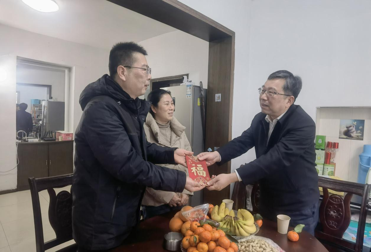 鄒洪走訪慰問黨員、職工