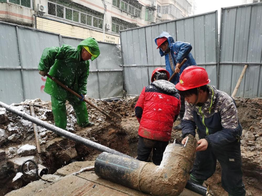戰(zhàn)初雪 保供水丨水務(wù)集團(tuán):迎風(fēng)戰(zhàn)雪保供水 排憂(yōu)解難暖民心