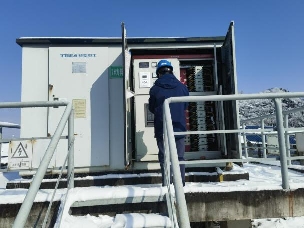 斗嚴(yán)寒 保供電丨能源公司:不畏風(fēng)雪保供電 堅(jiān)守崗位顯擔(dān)當(dāng)