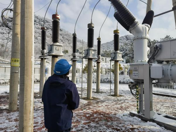 斗嚴(yán)寒 保供電丨能源公司:不畏風(fēng)雪保供電 堅(jiān)守崗位顯擔(dān)當(dāng)