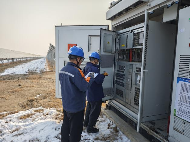 斗嚴(yán)寒 保供電丨能源公司:不畏風(fēng)雪保供電 堅(jiān)守崗位顯擔(dān)當(dāng)