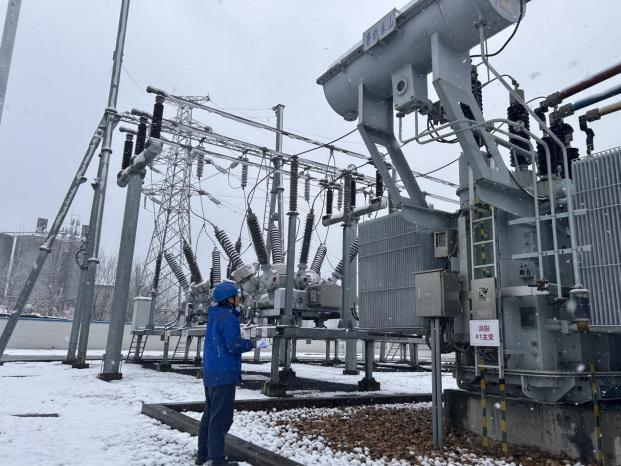 斗嚴(yán)寒 保供電丨能源公司:不畏風(fēng)雪保供電 堅(jiān)守崗位顯擔(dān)當(dāng)