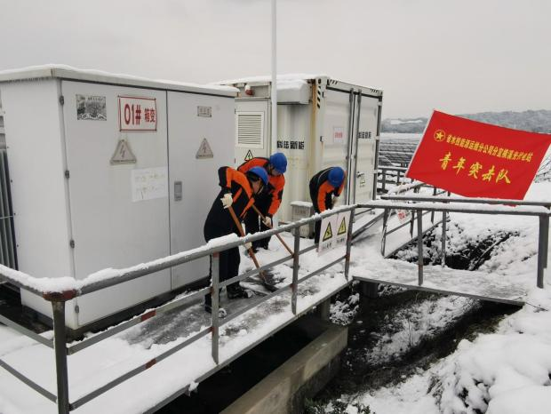 斗嚴(yán)寒 保供電丨能源公司:不畏風(fēng)雪保供電 堅(jiān)守崗位顯擔(dān)當(dāng)