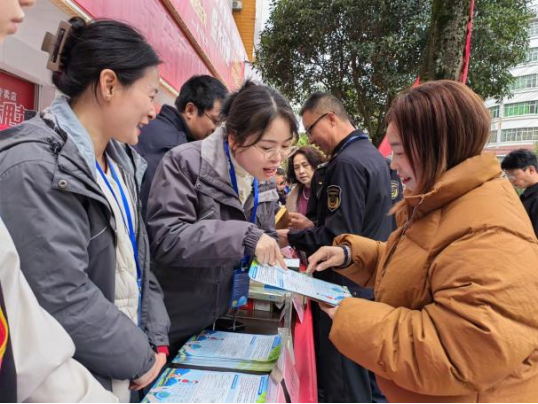 3·15我們在行動丨水務(wù)集團開展3·15消費者權(quán)益日供水宣傳活動