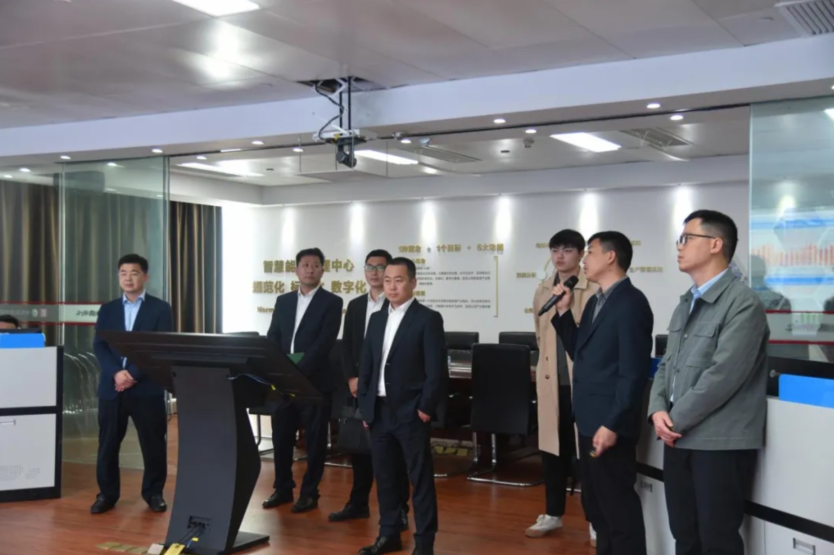 正泰新能中國區(qū)總裁于明一行到訪能源公司